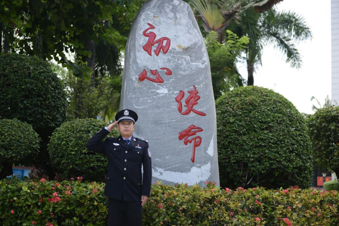 蔡晓东牺牲前，把佩枪交给了他……