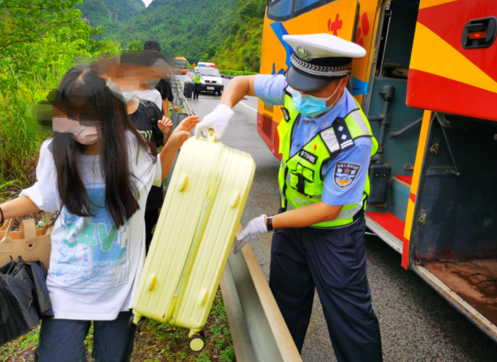 事故无情警察有爱！广西公安的这些画面暖了“寒露”