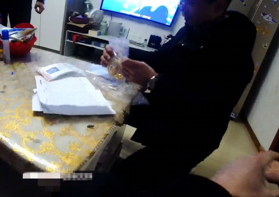 真拾“金”不昧！10岁小学生捡到价值16万余元黄金首饰报警归还