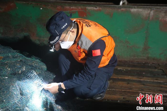上海海警局护航保障海底光缆安全通畅