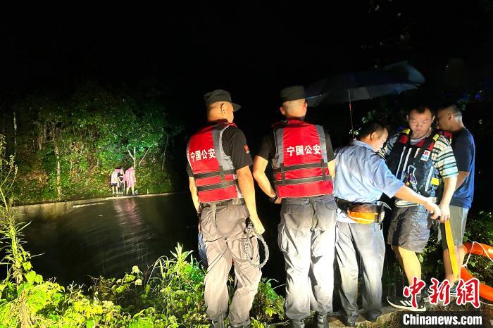 安徽宁国：暴雨突袭 警民合力援救遇险游客