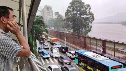 ​深圳降雨破多项极值 记者直击排洪现场