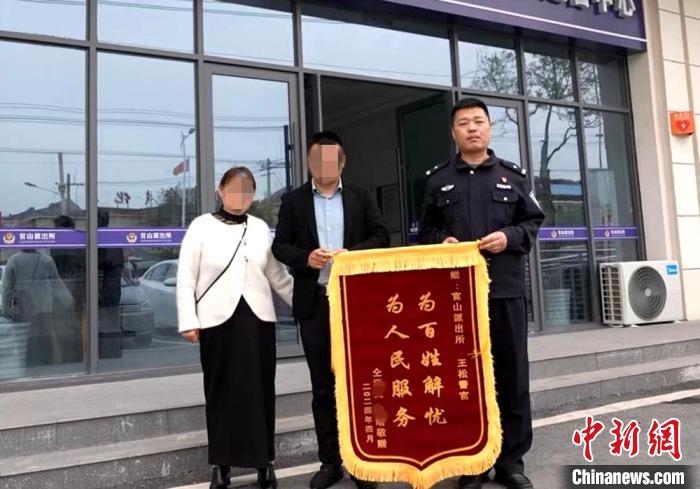 男子开车不慎落水 江苏睢宁民警飞扑跳河救人