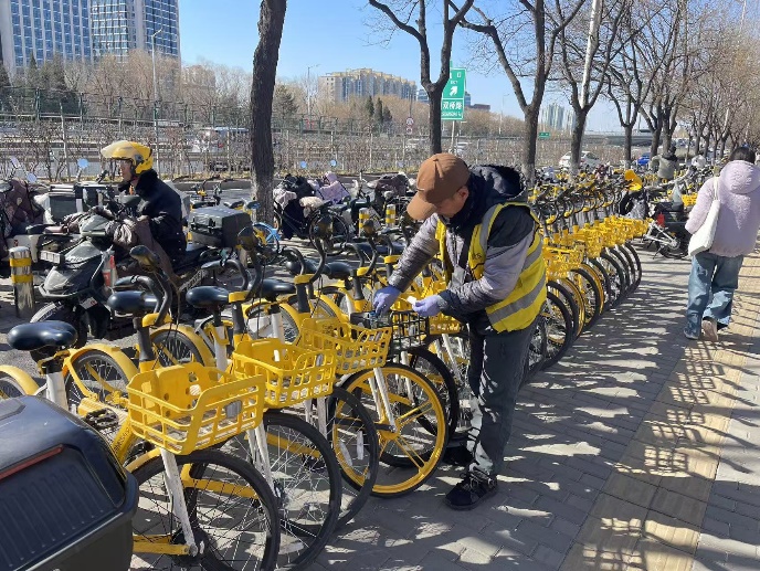 新华视点丨“牛皮癣”般的非法小广告盯上了共享单车